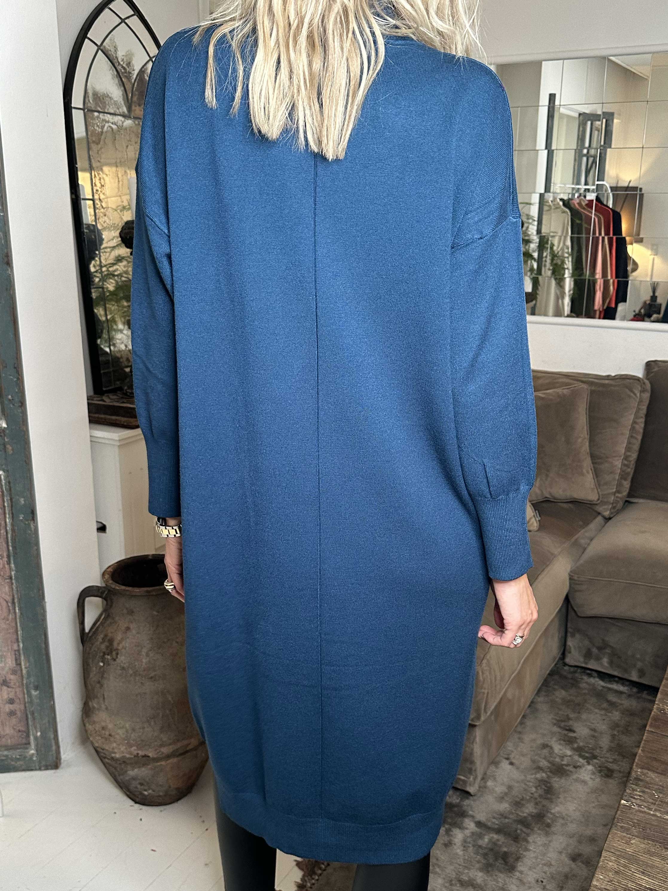 Maniya - Mjuk stickad klänning med polokrage